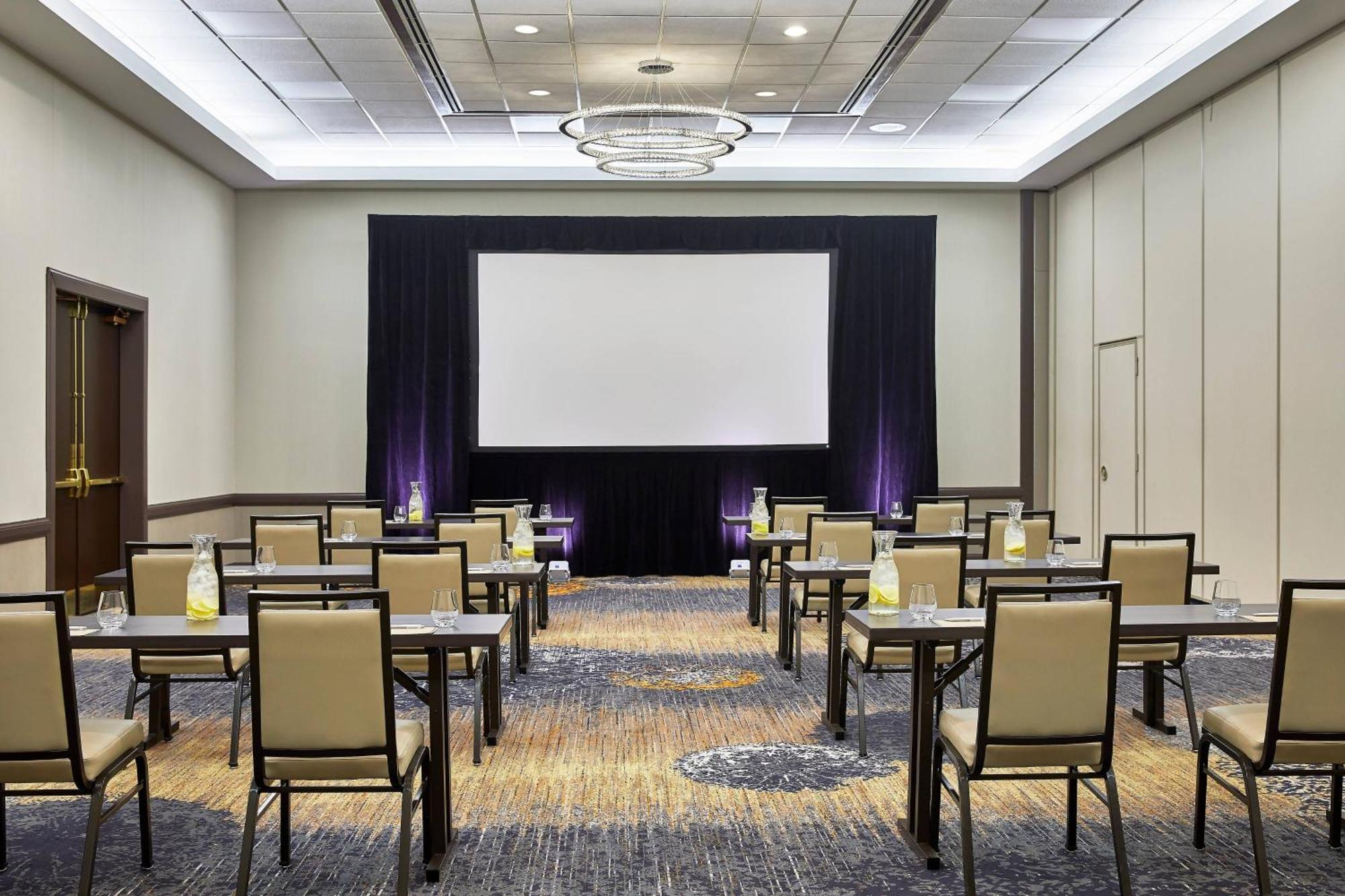 Hotel Renaissance Chicago 3*